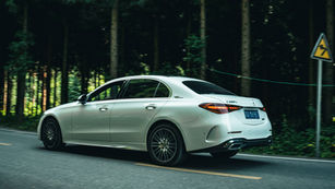 Por que sedãs não têm limpadores traseiros no para-brisa?