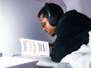 une personne qui lit un livre