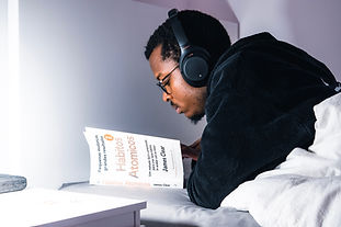 une personne qui lit un livre