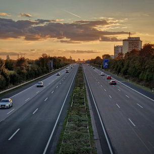 En motorväg med bilar