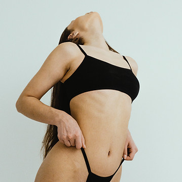 foto che ritrae una modella in intimo nero