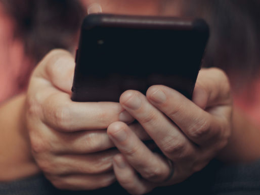 Principais impactos do uso intensivo das redes sociais na saúde mental, destacando efeitos sobre regulação emocional, autoestima, qualidade do sono e desempenho cognitivo. A partir de evidências recentes, analisa como a hiperconectividade e a lógica algorítmica das plataformas influenciam comportamentos e percepções individuais. O texto também aborda os riscos associados à comparação social e ao uso noturno de dispositivos. Por fim, reforça a importância de compreender esses fenômenos para promover hábitos digitais mais saudáveis e intervenções psicológicas eficazes.