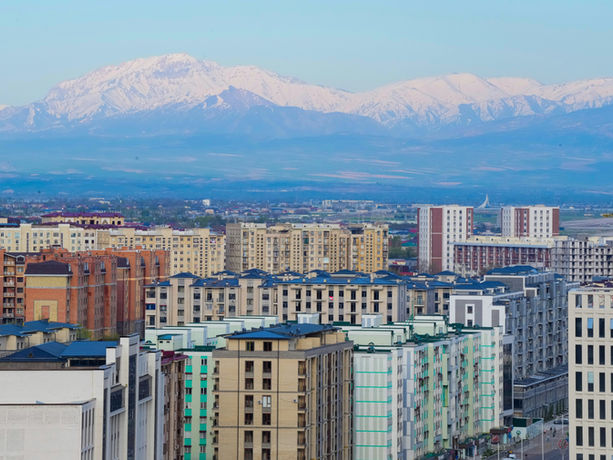 Skyline di Tashkent con montagne innevate sullo sfondo