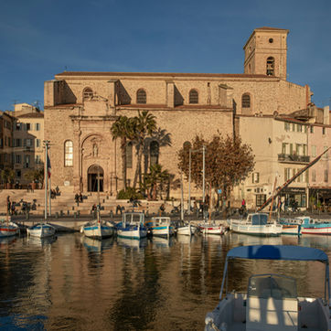 La Ciotat est une ville portuaire réputée pour ses marchés animés. Ces marchés offrent une variété de produits locaux, allant des fruits et légumes frais aux spécialités artisanales, attirant ainsi à la fois les habitants et les visiteurs. L'ambiance vivante et colorée des marchés reflète le dynamisme de la ville et son attachement à la culture locale.