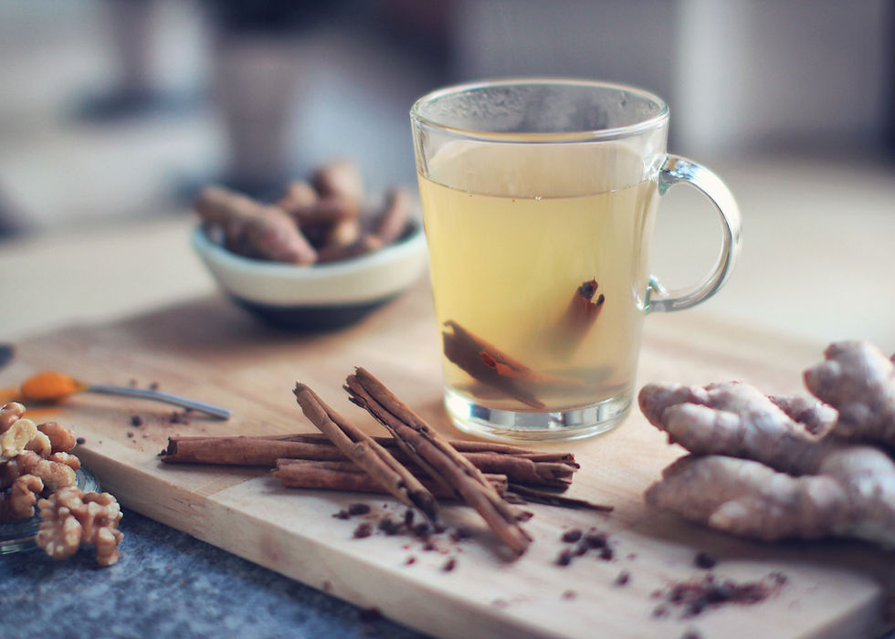 Tasse d'infusion contre le rhume avec de la cannelle