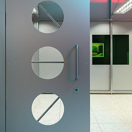 Drzwi stalowe na wymiar to rozwiązanie dla osób, które nie chcą iść na kompromis między estetyką a trwałością. W przypadku wnętrz nowoczesnych, loftowych, minimalistycznych czy bardziej technicznych, gotowe produkty bardzo często okazują się po prostu niewystarczające. Nie pasują wymiarem, proporcją, wykończeniem albo nie dają efektu, jakiego oczekuje inwestor. Właśnie dlatego coraz więcej klientów decyduje się na drzwi wykonywane indywidualnie – projektowane pod konkretną przestrzeń, styl wnętrza i realne potrzeby użytkowe.