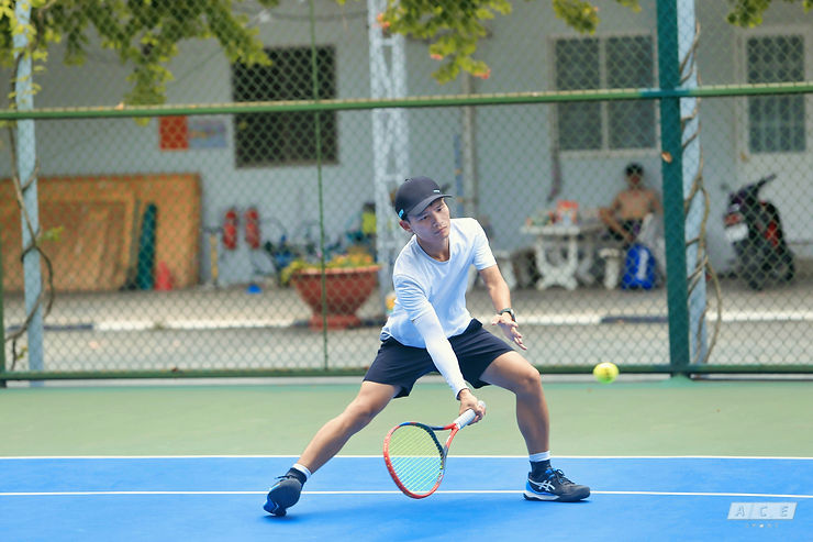 Man playing tennis