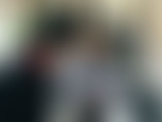 Donne di età differente che guardano lo smartphone.