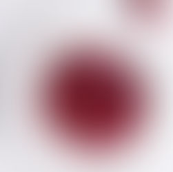 Cerezas en un plato