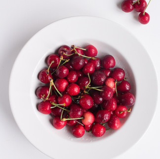 Cerezas en un plato