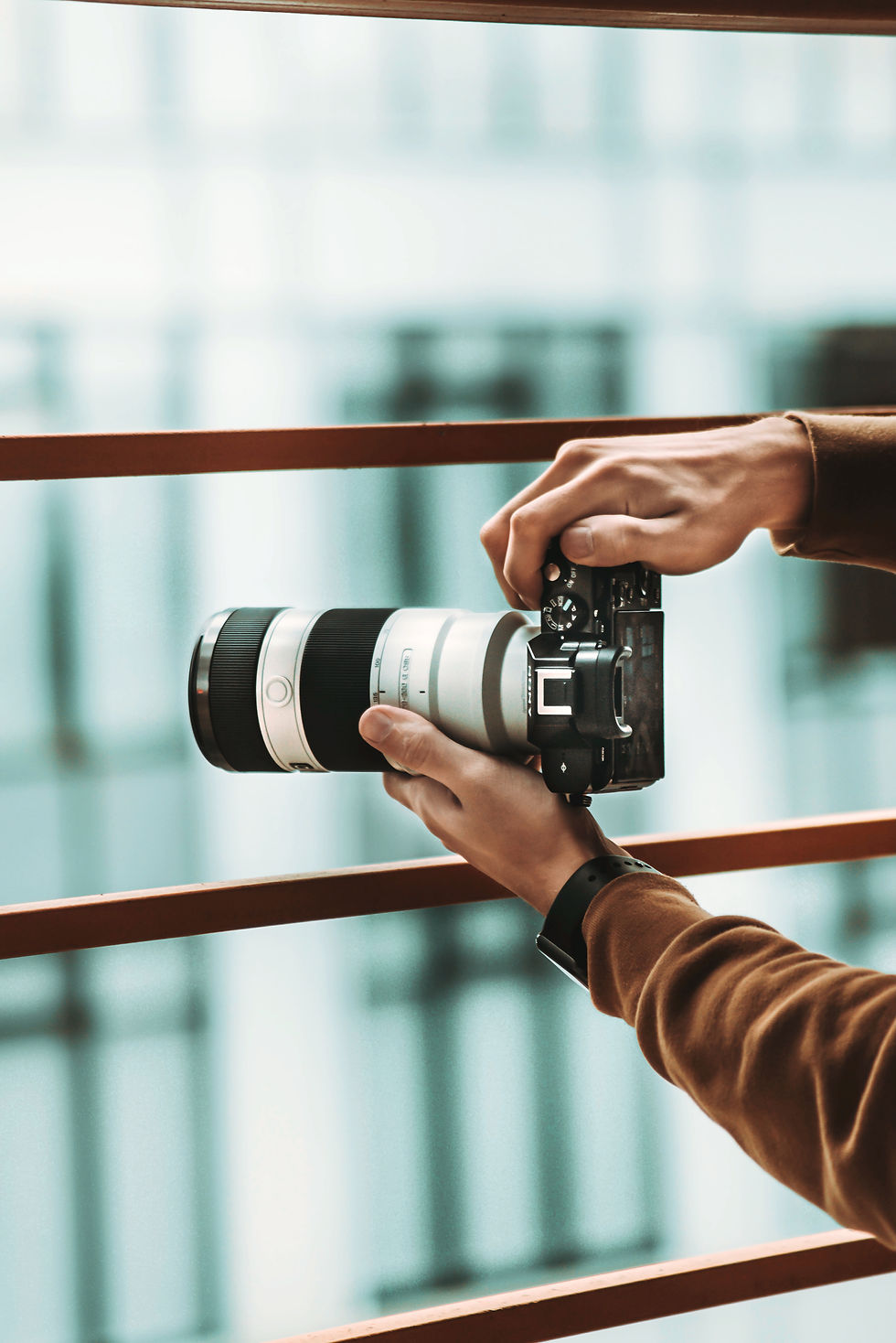 Profesyonel fotoğrafçı, dik fotoğraf çekiyor.