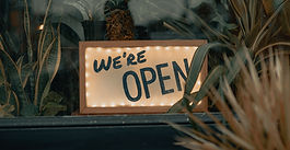 Bild mit der Aufschrift, Wir öffnen bald
