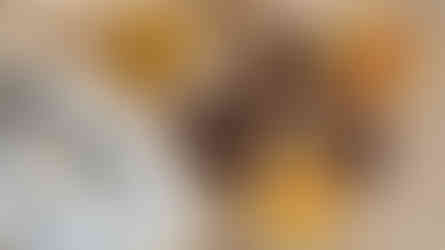 Getrocknete Blumen, Orangenschalen und weißer Salbei – Symbol für Reinigung, Wandel und den Übergang in eine neue Zeit.