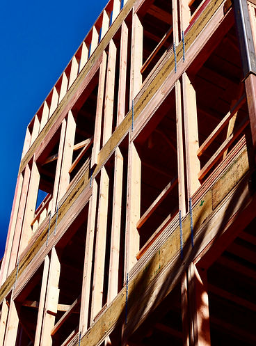 Hledáme tesaře pro montáž hotových dílů a sestavování dřevěných panelů. Práce zahrnuje základní tesařské a dřevoobráběčské činnosti při výrobě a montáži konstrukčních prvků. Zakázky probíhají na novostavbách, ale možné i rekonstrukce. Požadujeme manuální zručnost, pečlivost a výbornou zkušenost s prací se dřevem.