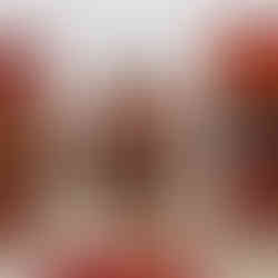 Ampoule de style vintage suspendue devant un mur blanc aux volets rouges en bois. Arabie saoudite