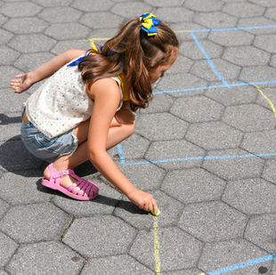 Enfant réalisant une activité qui sollicite l’attention, l’organisation et les fonctions exécutives