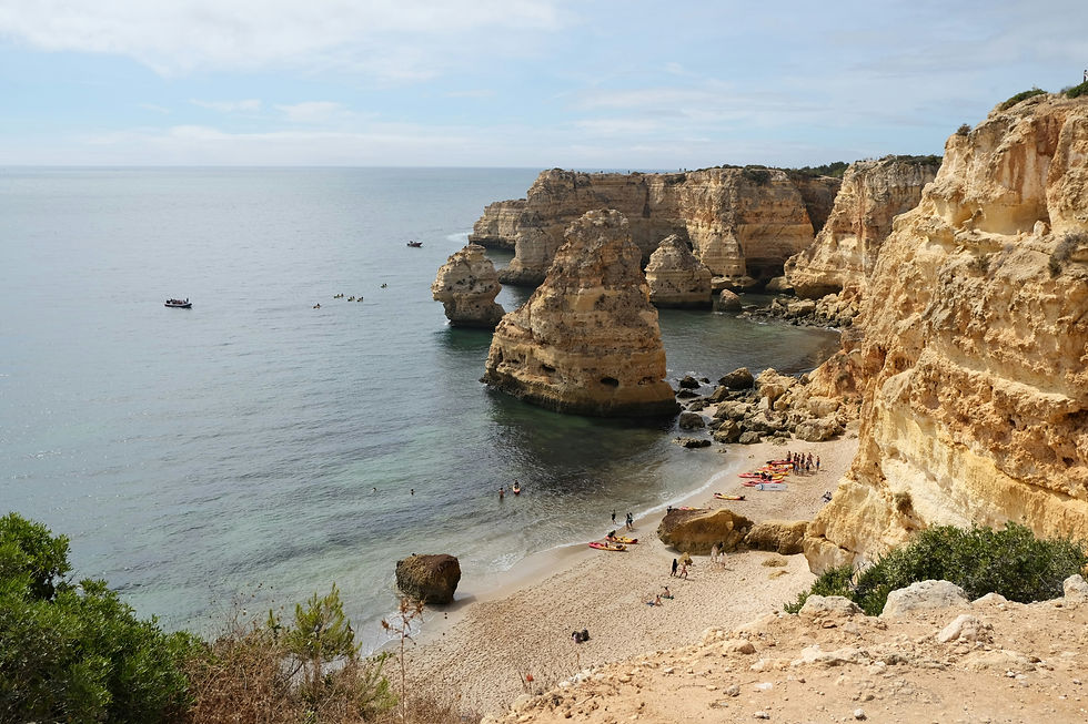 Praia da Marinha e falésias douradas