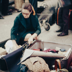 Personne préparant sa valise.