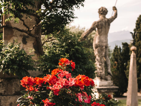 Un giardino di una villa antica con una statua