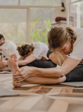 Yoga Haltung Janu Jirsasana - 3 Übende die unterschiedlich tief kommen mit ihrem Oberkörper in der Vorbeuge