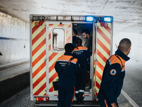 Heróico rescate de un hombre atrapado en un vehículo en llamas