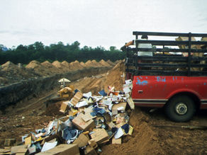 Lançamento de resíduos sólidos em vala