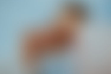 Drei lachende Frauen mit unterschiedlichen Hauttypen