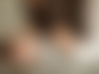 Mutter liegt entspannt mit Neugeborenem im Bett im Wochenbett