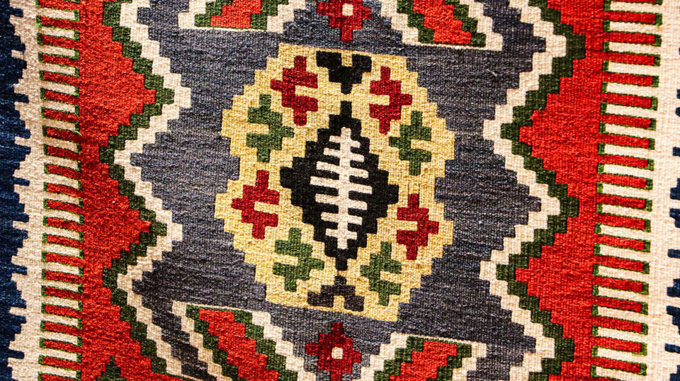 Afghanischer Orientteppich mit traditionellem Muster