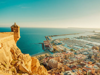 Alicante látnivalók, pazar panoráma a kikötőre és a tengerpartra