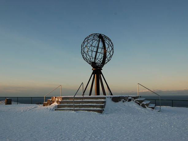 Monumento di Capo Nord innevato affacciato sull’oceano Artico