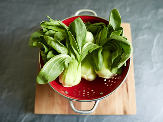Pak choi fresco con hojas verdes y tallos blancos crocantes