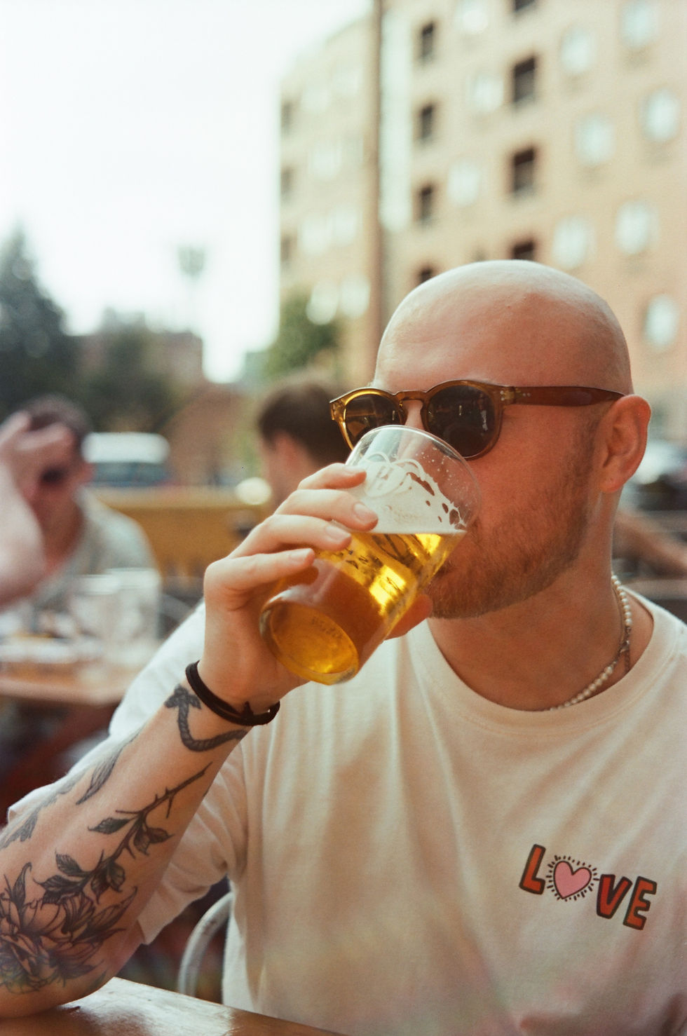 Hombre calvo bebiendo una cerveza