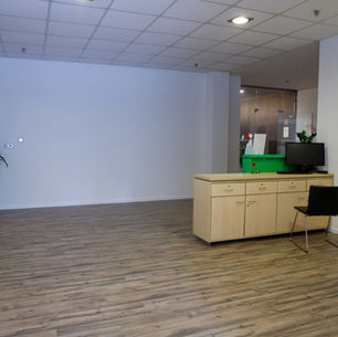 Bureau peinturé par un entrepreneur dans un commerce