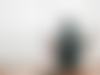 Enfant qui marche vers la lumière, symbole du chemin vers la résilience