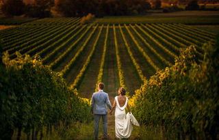 Escapade œnotouristique romantique en couple dans le Jura avec visite des grottes de Baume-les-Messieurs, déjeuner terroir et dégustation de vins à Arbois.