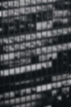 Bürogebäude Hochhaus - viele Menschen sieht man am Bürotisch arbeiten