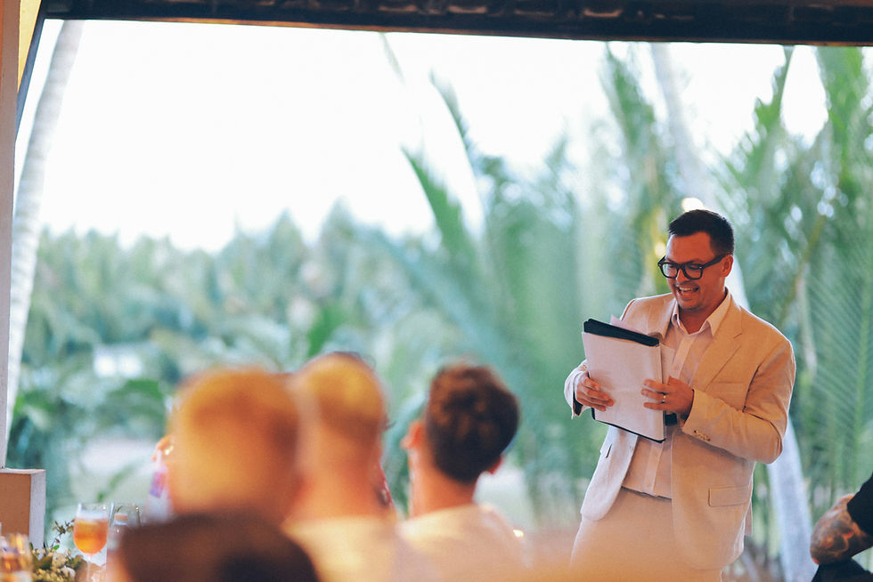 homem lendo um discurso