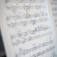 Notenblatt als Symbol für die individuelle Komposition eines persönlichen Hochzeitssongs bei Hochzeitssong.