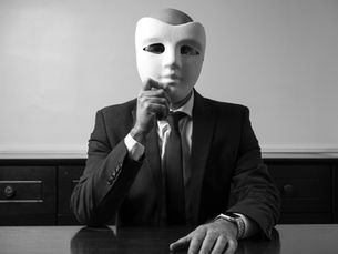 Derrière une société apparemment classique peut parfois se cacher une structure de détention complexe, des intérêts dissimulés ou des acteurs à risque. Identifier les véritables bénéficiaires effectifs n’est donc plus une simple obligation réglementaire : c’est devenu un enjeu stratégique de maîtrise du risque.