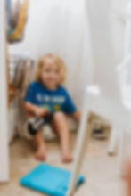 un enfant dans une pièce