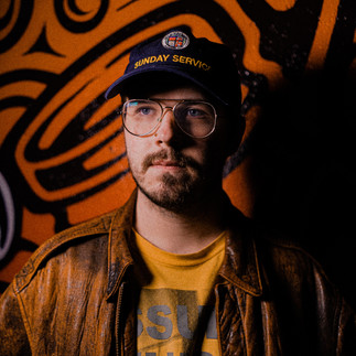 Dude med en keps med logga