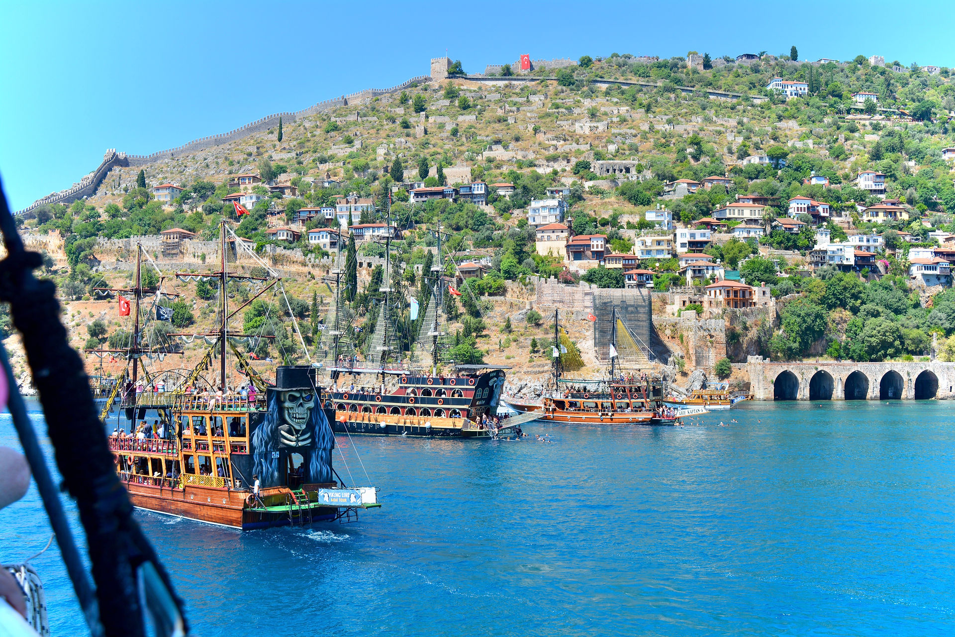 ALANYA CASTLE WERFT ALTER HAFEN UND BLICK AUF DAS SCHLOSS VOM MEER