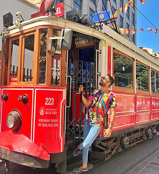Tarihi kırmızı tramvay, İstiklal caddesi'nde, İstanbul'un popüler bir turistik ve şehrin sembolü