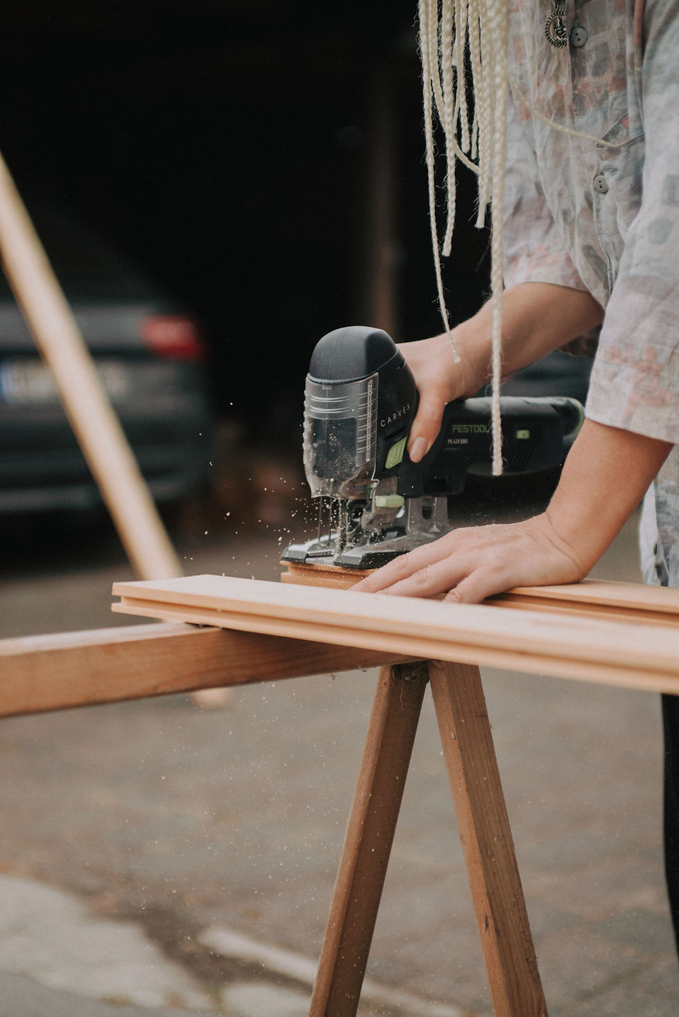 jigsaw sawing wood