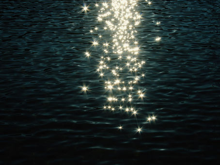 Lueur sur une eau sombre