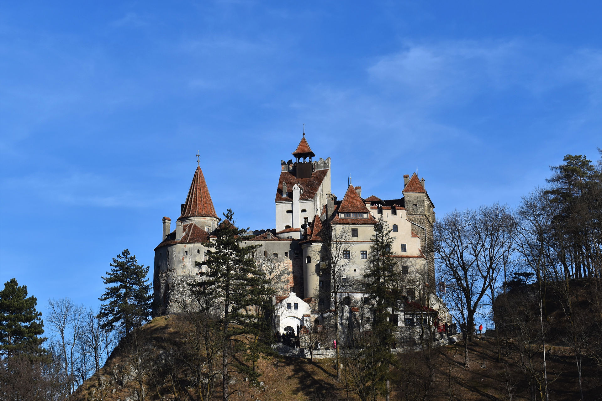 Bran Castle, a castle that from afar seems imposing, grand and that really invites you to visit.
