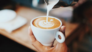 Barista macht einen Cappuccino