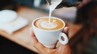 Barista macht einen Cappuccino