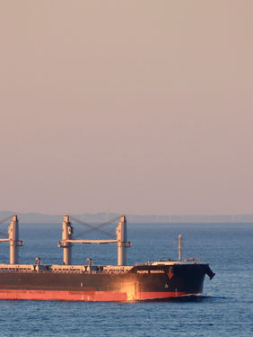 Tensão no Oriente Médio: Irã fecha o Estreito de Hormuz e mercado global de energia entra em alerta máximo